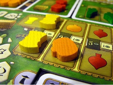 Ανάμεσα στα λαχανικά αναγράφονται:δεξιά οι τιμές πώλησης και αριστερά οι τιμές αγοράς.Πχ μπορώ να αγοράσω την κολοκύθα απομακρύνοντας την από το μαγαζί πληρώνοντας 4 χρυσά ή να πουλήσω μέχρι 2 παντζάρια, τοποθετώντας τα πάνω στην ανάλογη θέση.Θα λάβω 1 χρυσό για το καθένα.